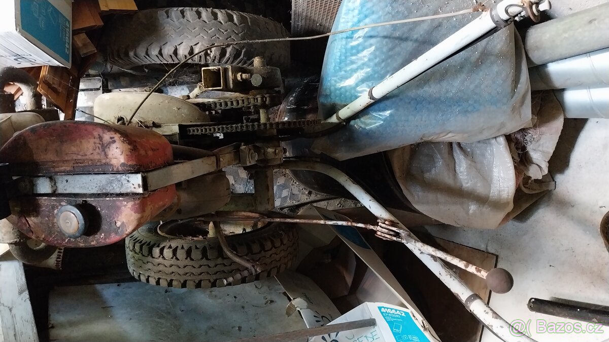 Zahradní traktůrek