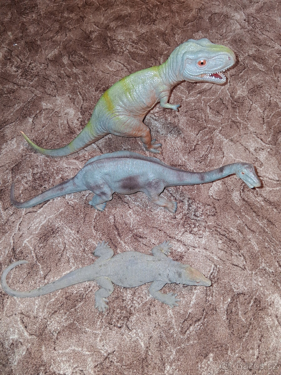 plastové figurky dinosaurů