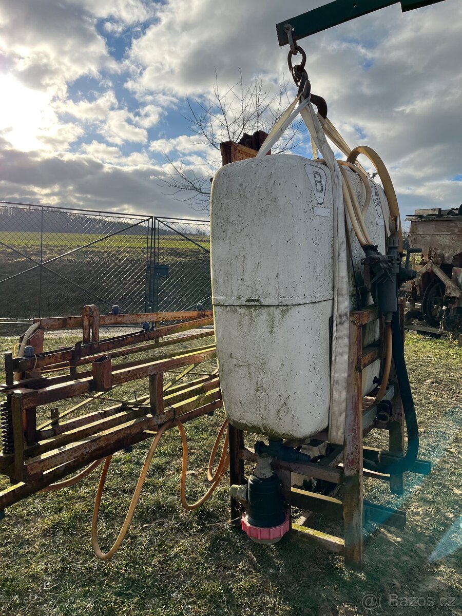 Nesený postřikovač