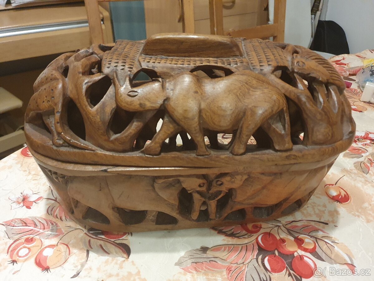 Ručně vyřezávaná nádoba originální kus