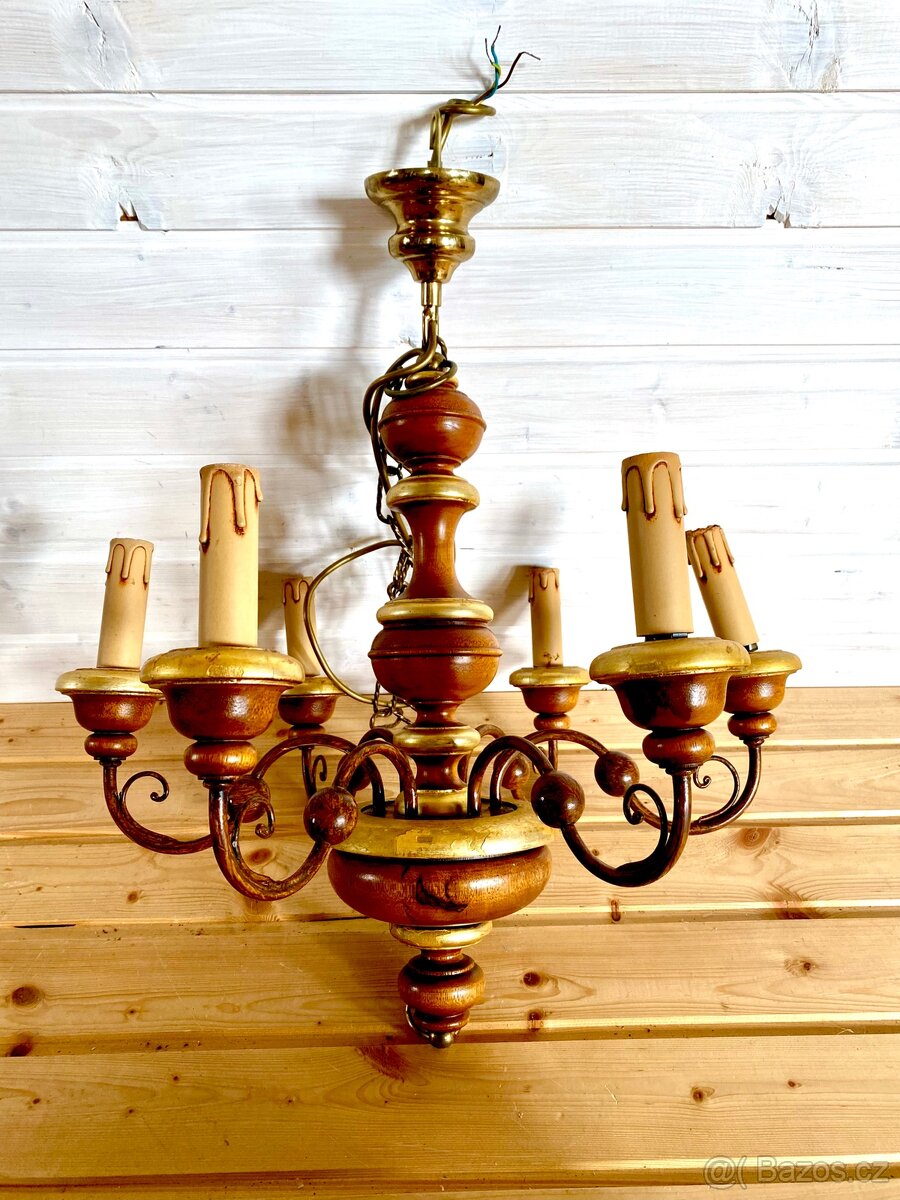 Starý krásný dřevěný lustr