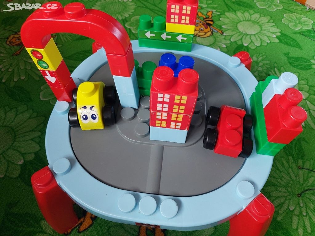 Stavebnicový "lego" stoleček s autíčky