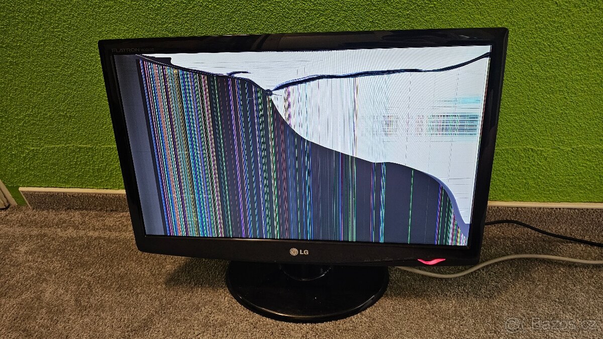 Monitor LG Flatron 22" FullHD, Poškozený displej