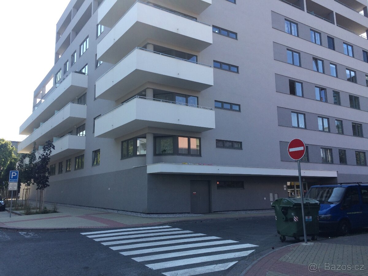 GARÁŽE Frýdecká Praha - Letňany