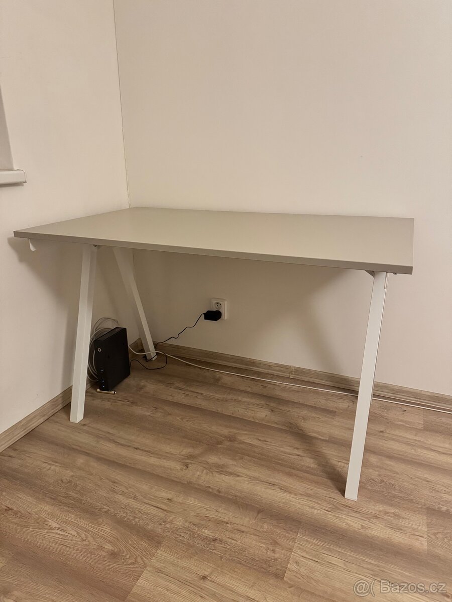 Pracovní / psací stůl Ikea TROTTEN