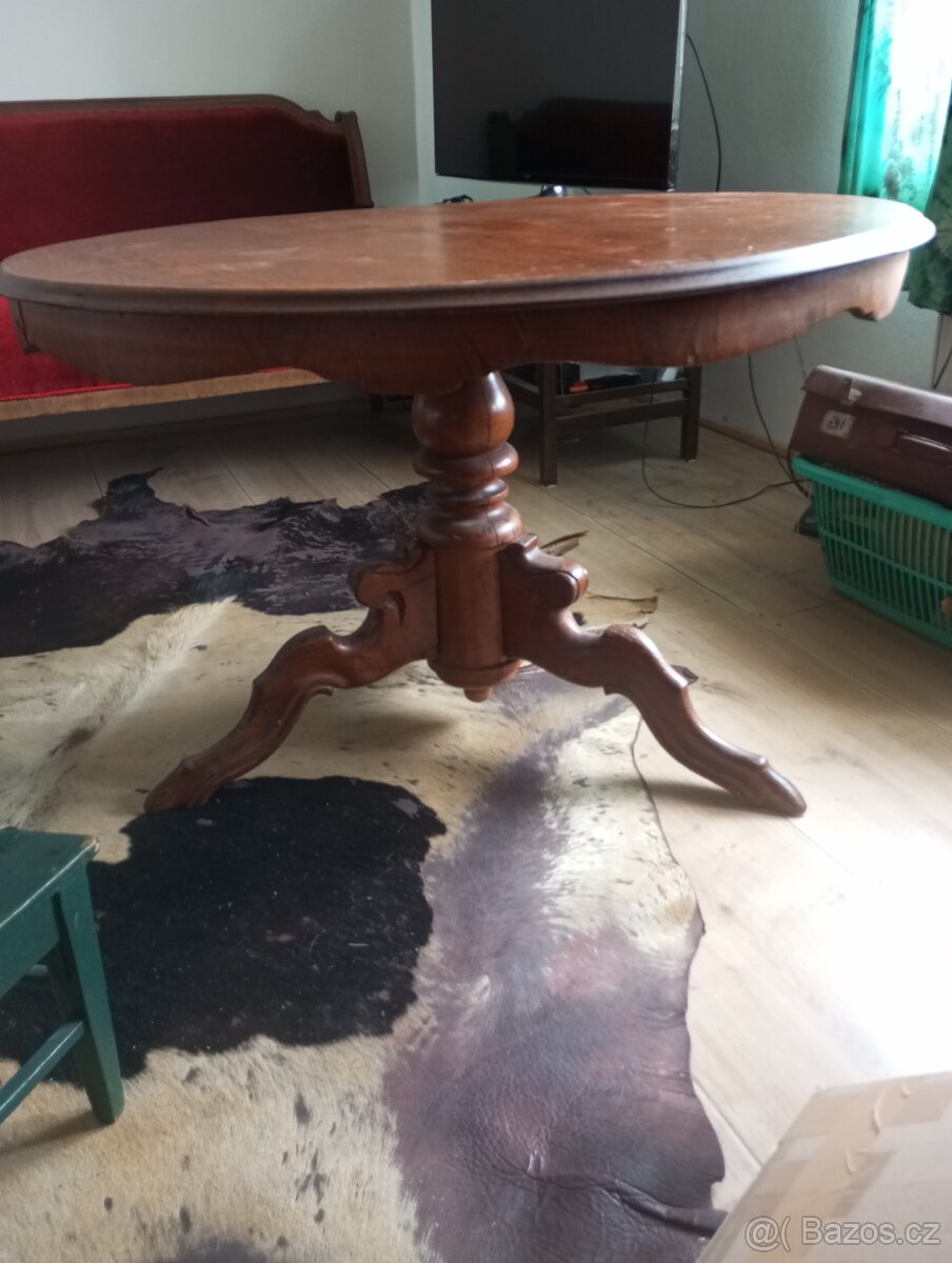 Starožitný kulatý stůl