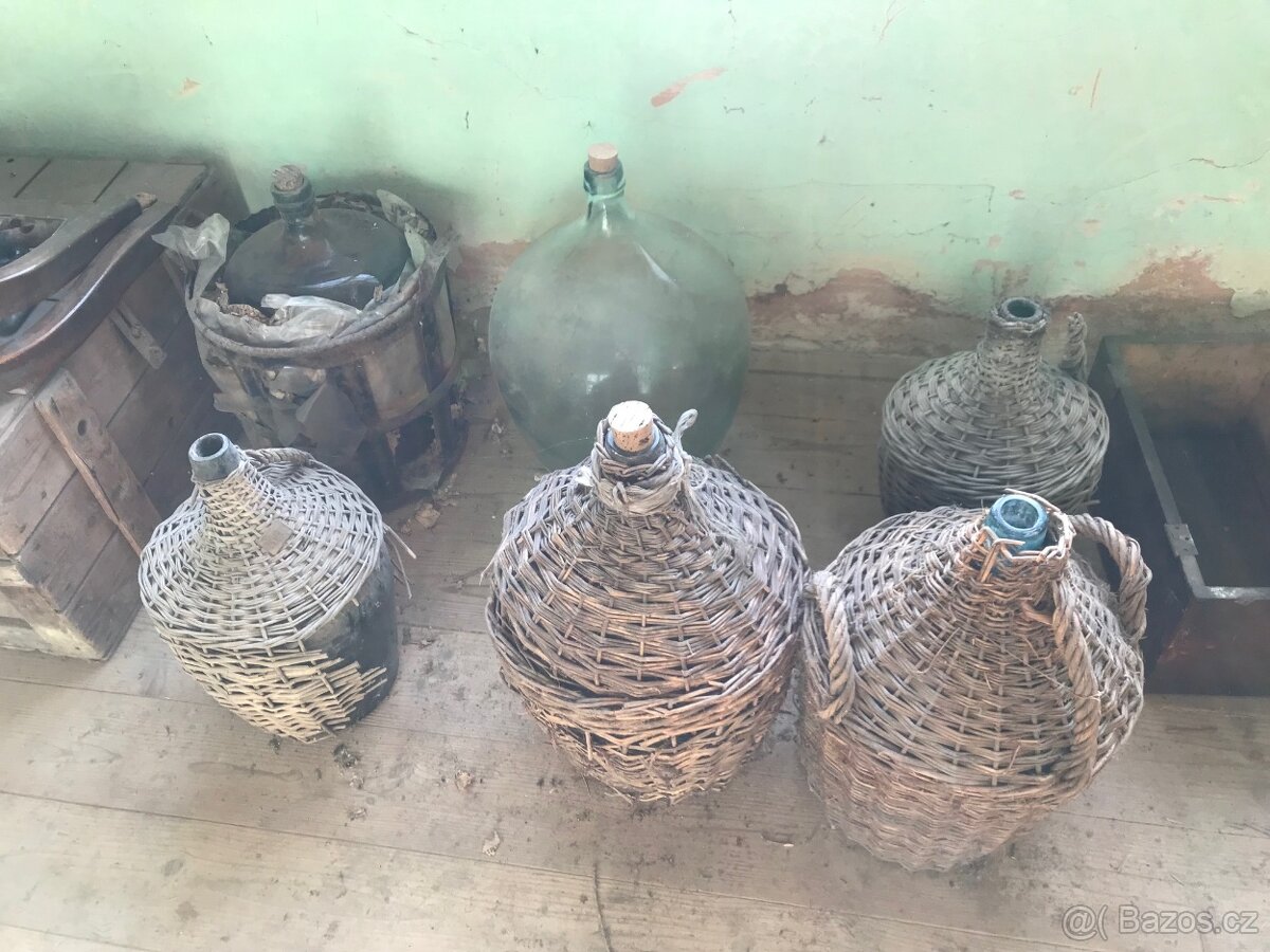 starožitné skleněné demižony z pozůstalosti z rodinného vina