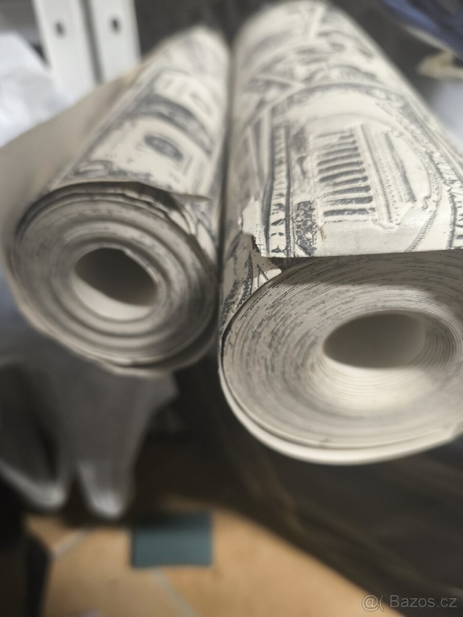 Dvě role tapety s motivem peněz