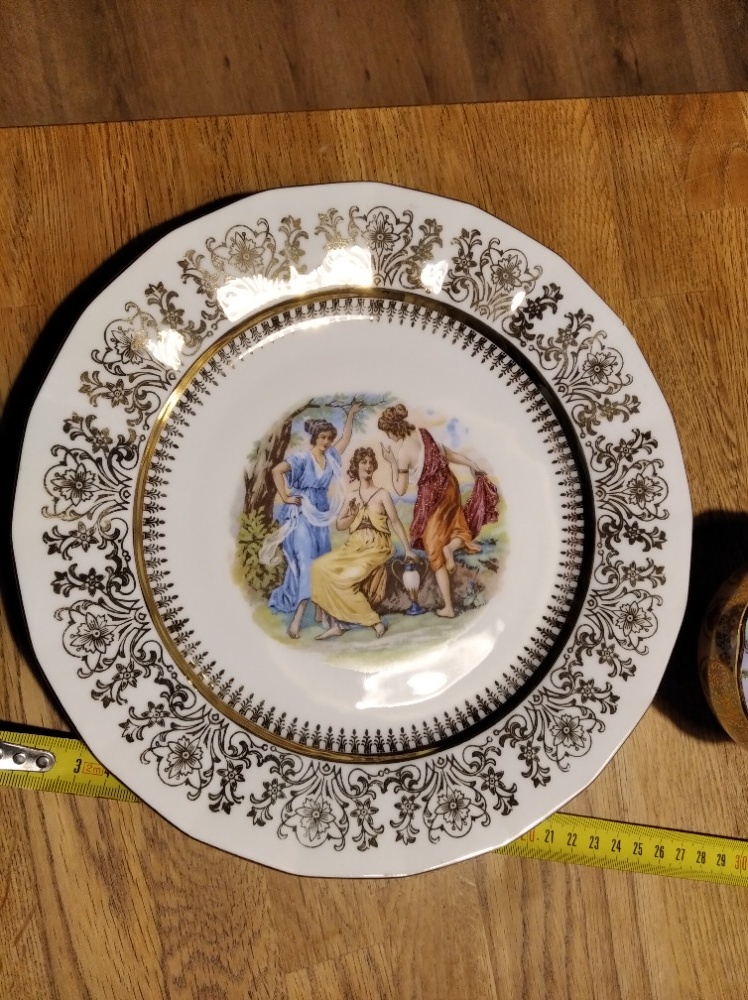 Starý porcelánový talíř Tři Grácie
