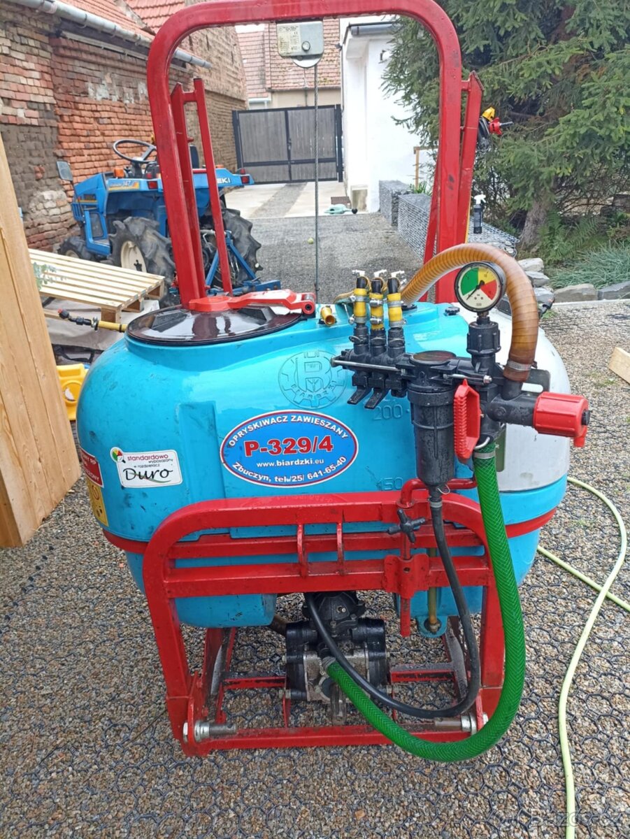 neseny postřikovač P-329/4