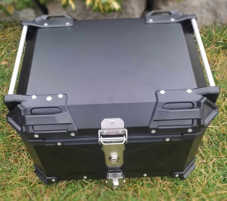 Hliníkový kufr na motorku (top case).Objem 45 litrů. Nový