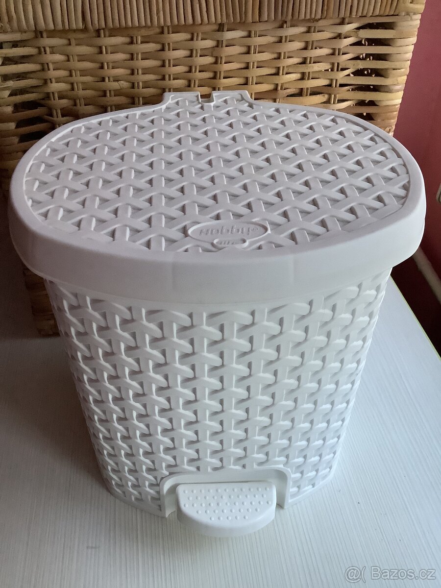 Bílý odpadkový plastový koš imitace ratan 5,5 l