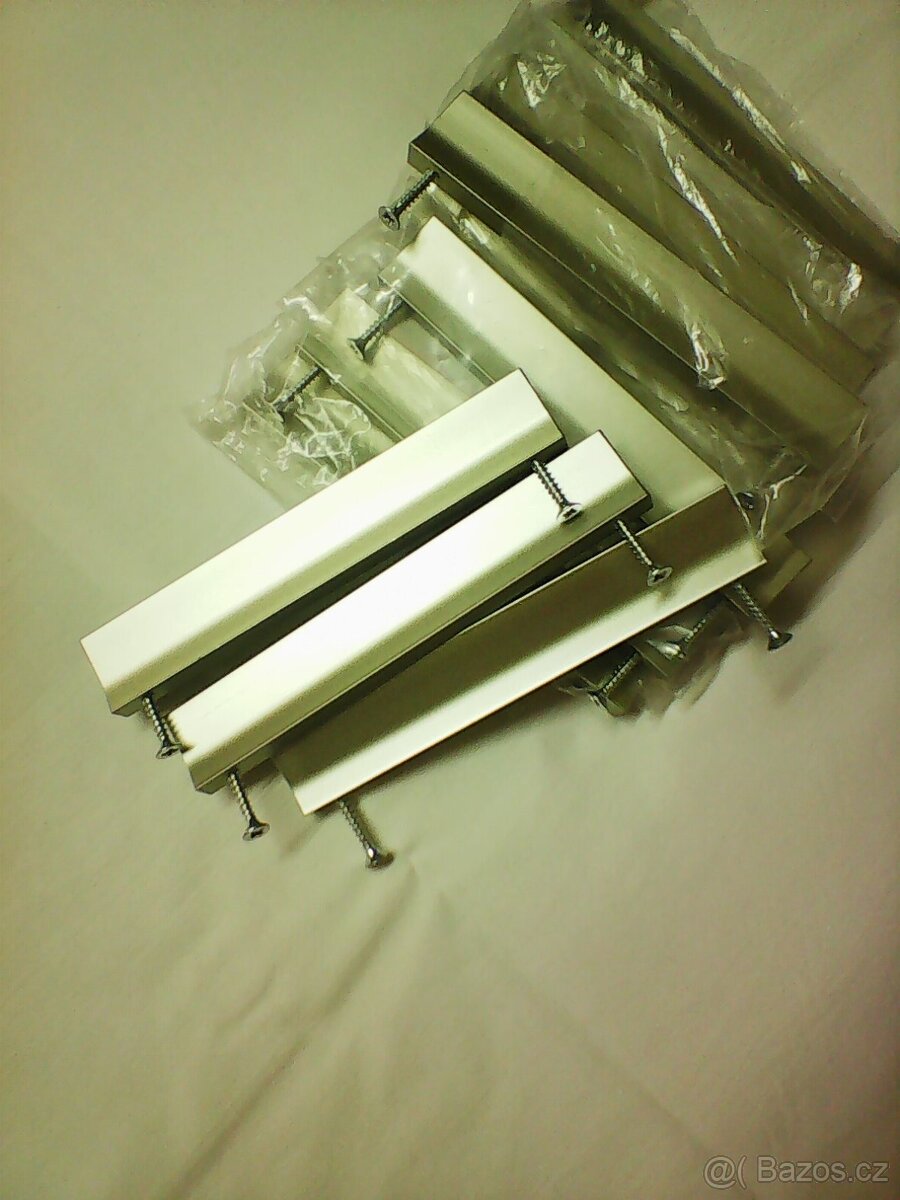 Nábytkové kovové úchyty