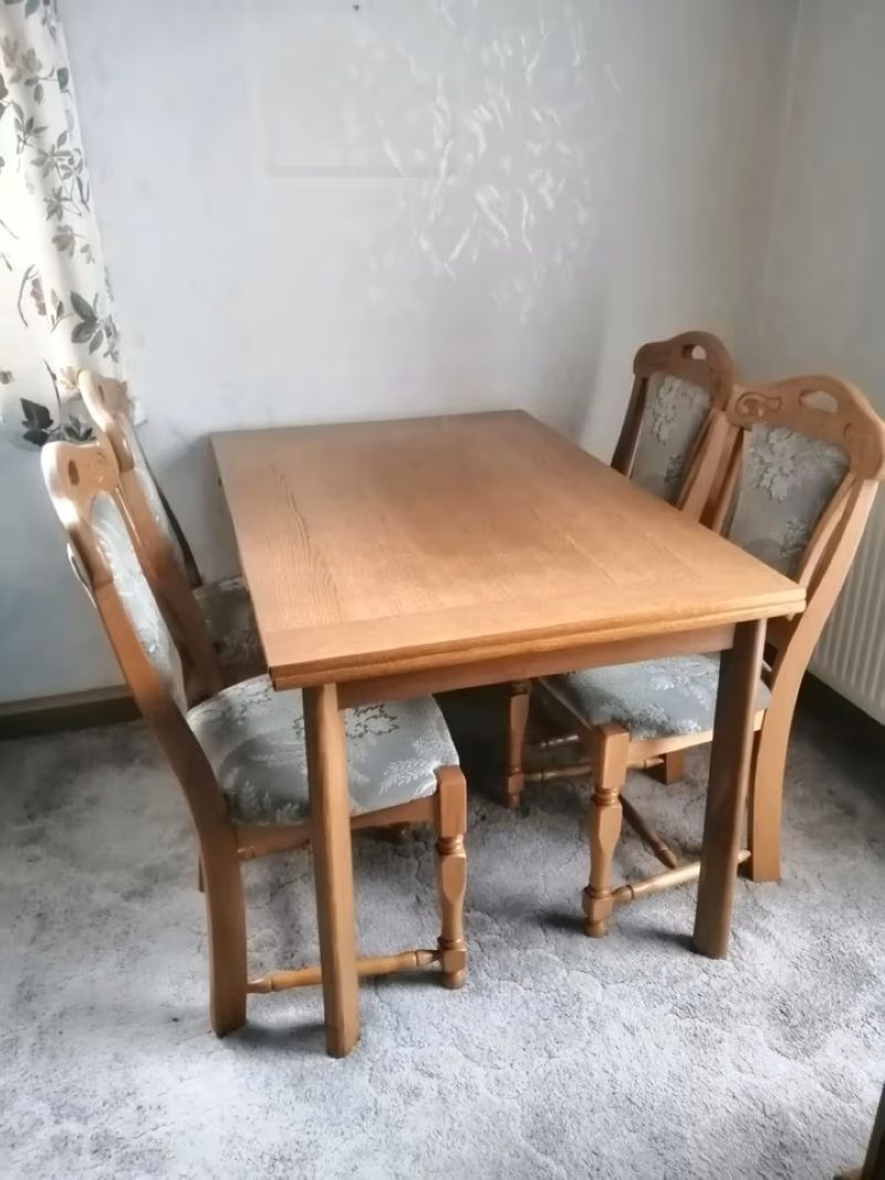 Stůl rozkládací jídelní a 4 jídelní židle - masiv