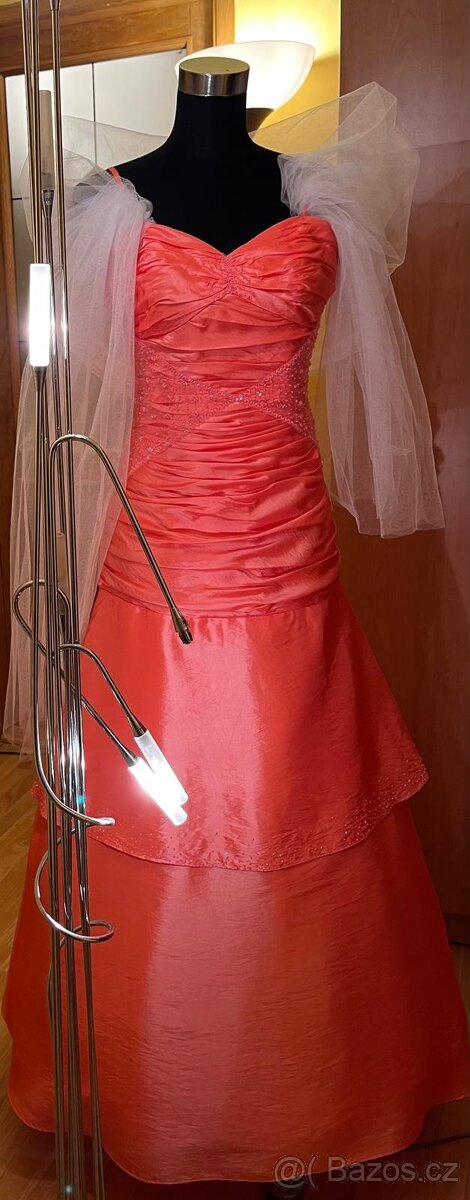 Velké šaty meruňkové