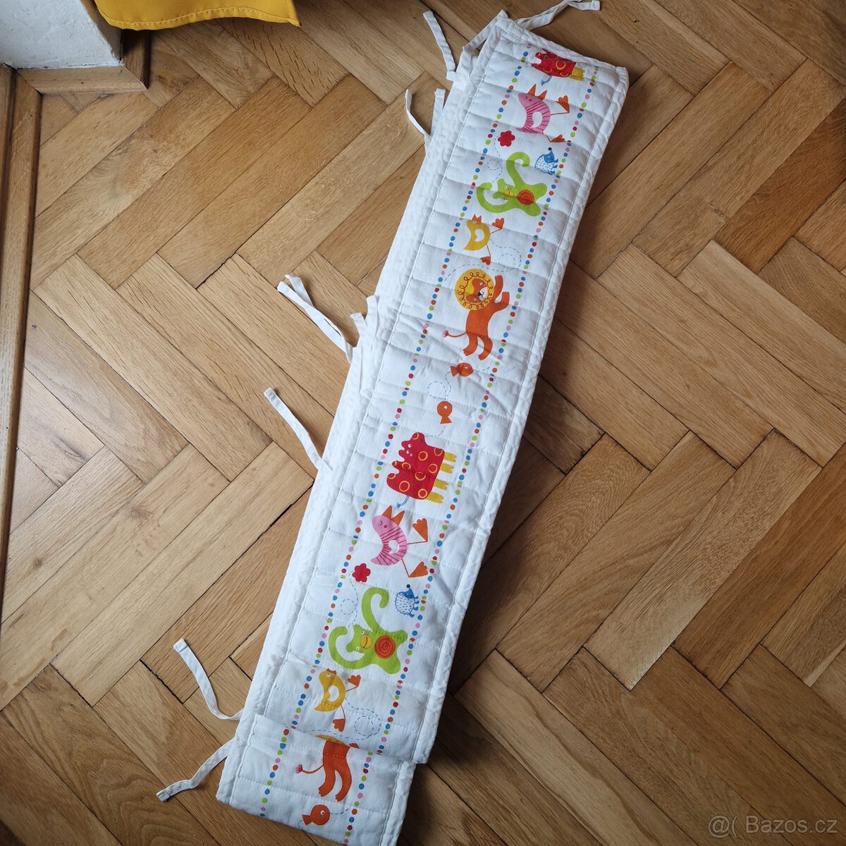 Ochranný polstrovaný pás do dětské postýlky IKEA