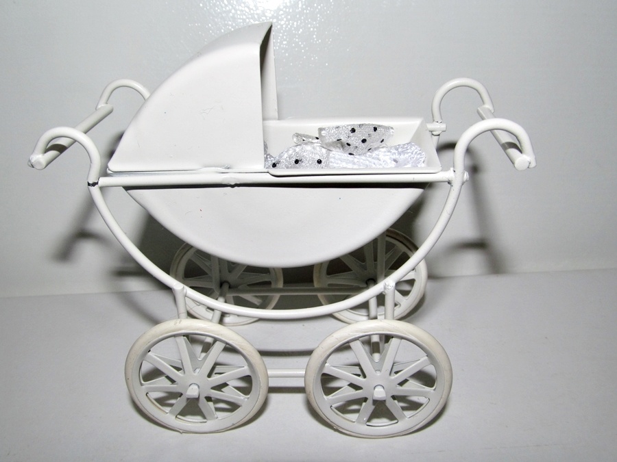 Malý kovový kočárek, mini panenky.Starý viktoriánský styl.