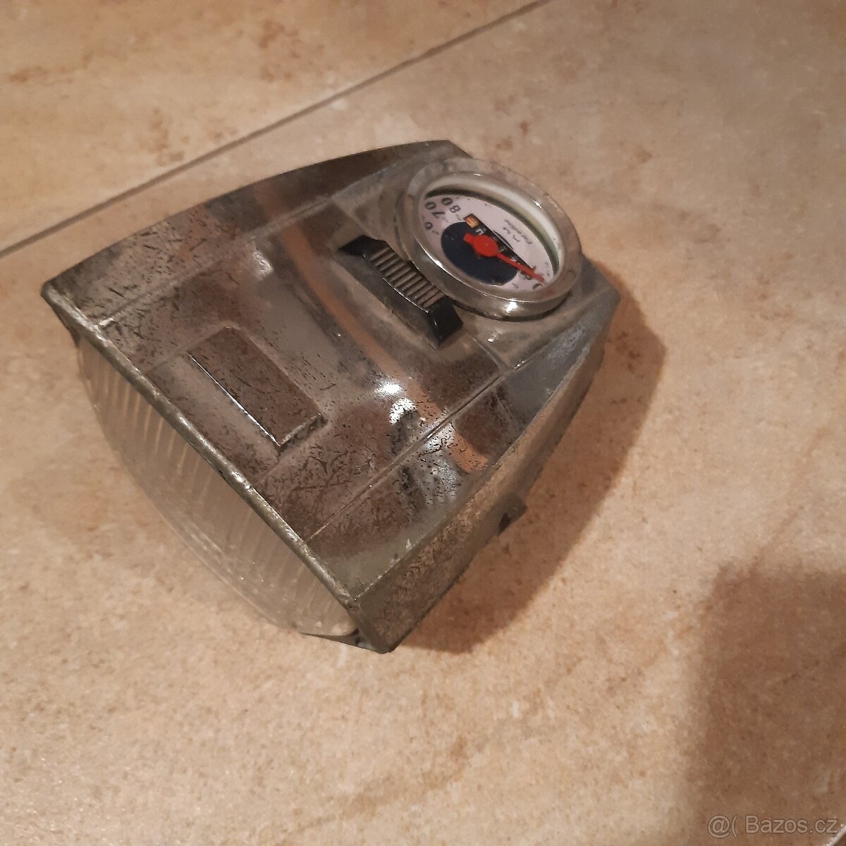 Přední světlo s tachometrem