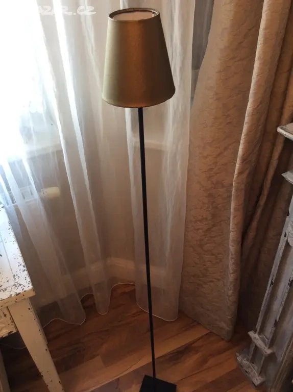 Stojací lampa, výrobce Loberon