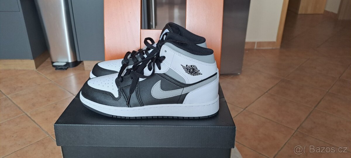 NIKE AIR JORDAN 1MID 38