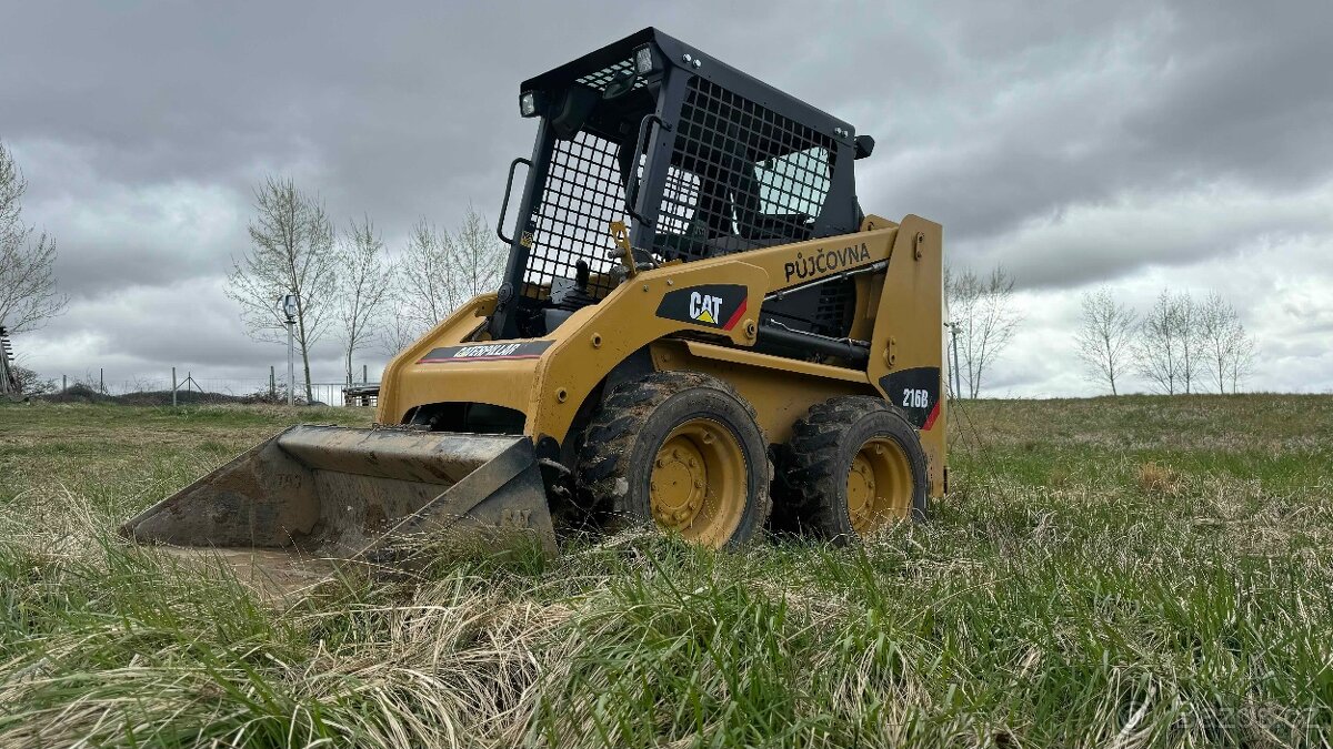 Zapůjčím smykový kolový nakladač Cat 216B (3 tuny)