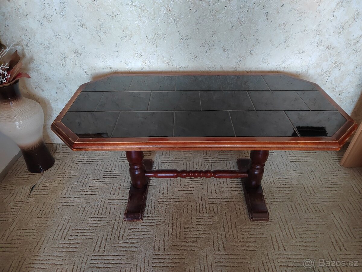 Starší konferenční stolek