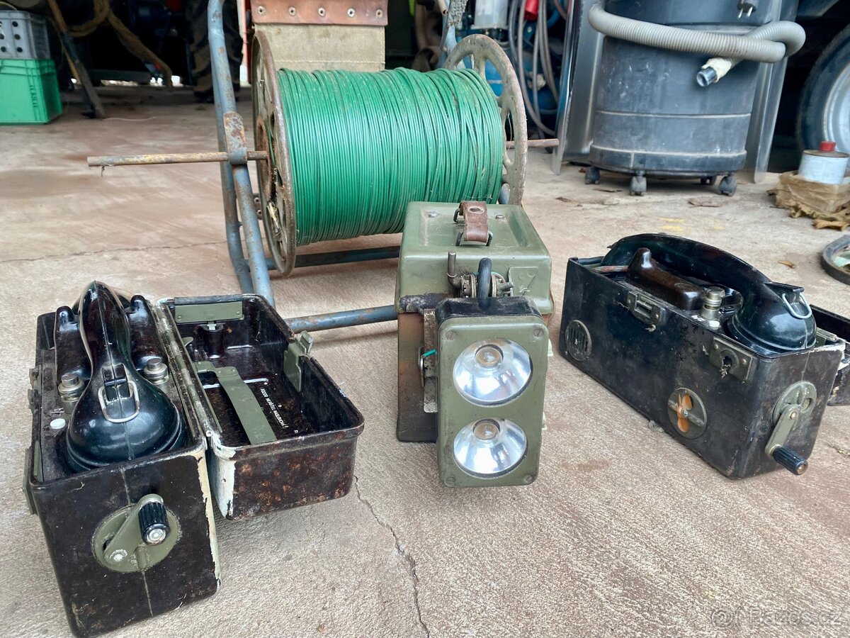 Polní telefon, světlomet, cívka.