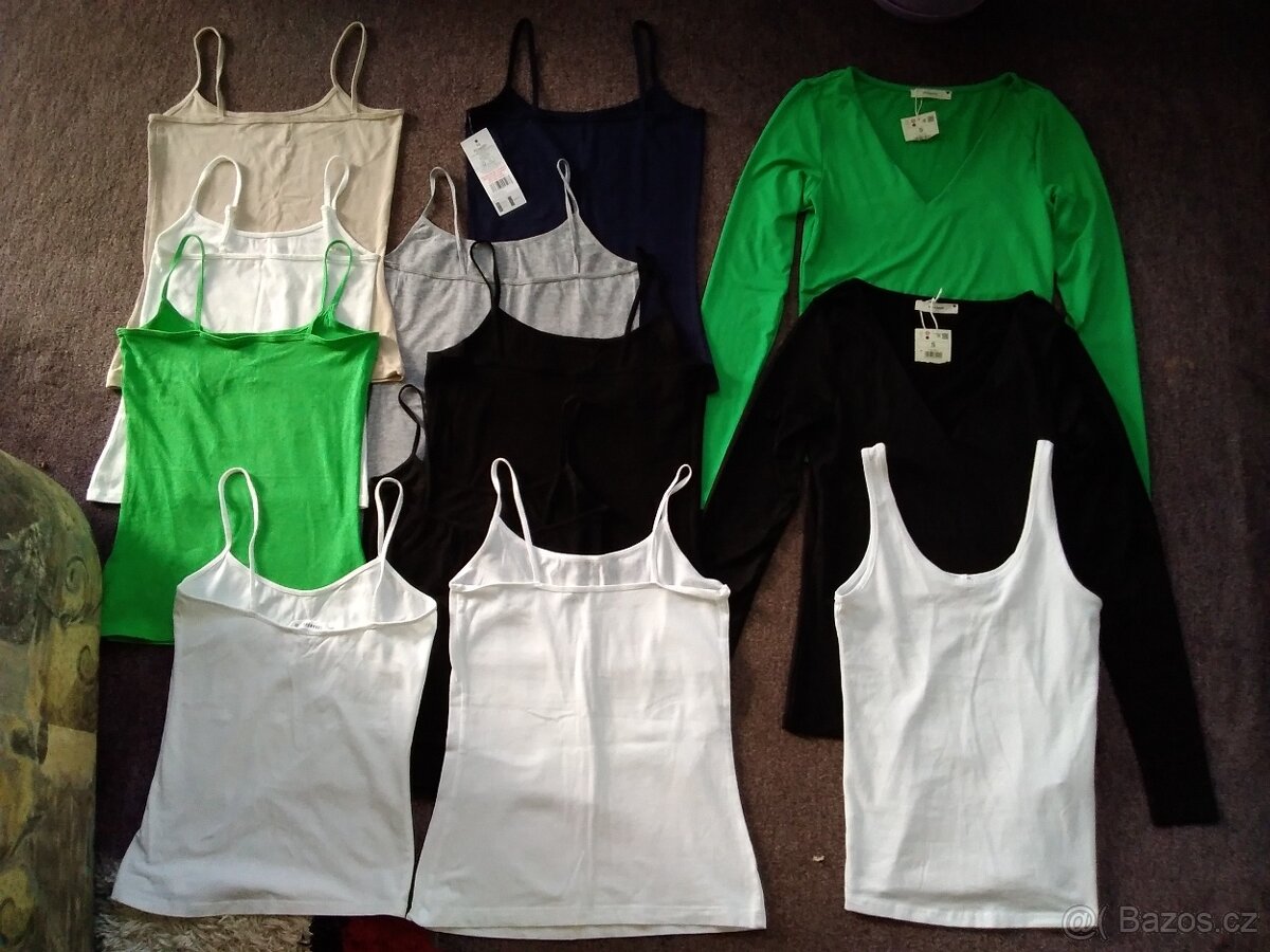 Dámské trička a tílka převážně velikosti S.