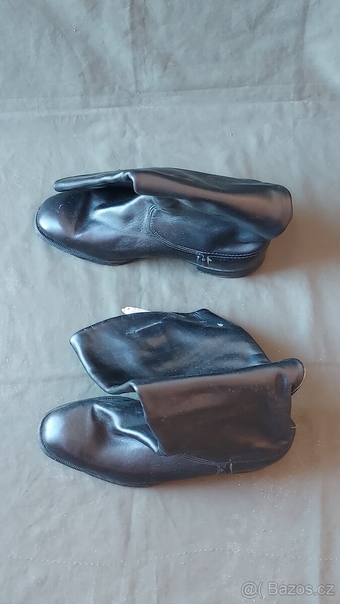 Uniforma. Boty. Holínky. Policie. Armáda. Důstojník. Rusko.