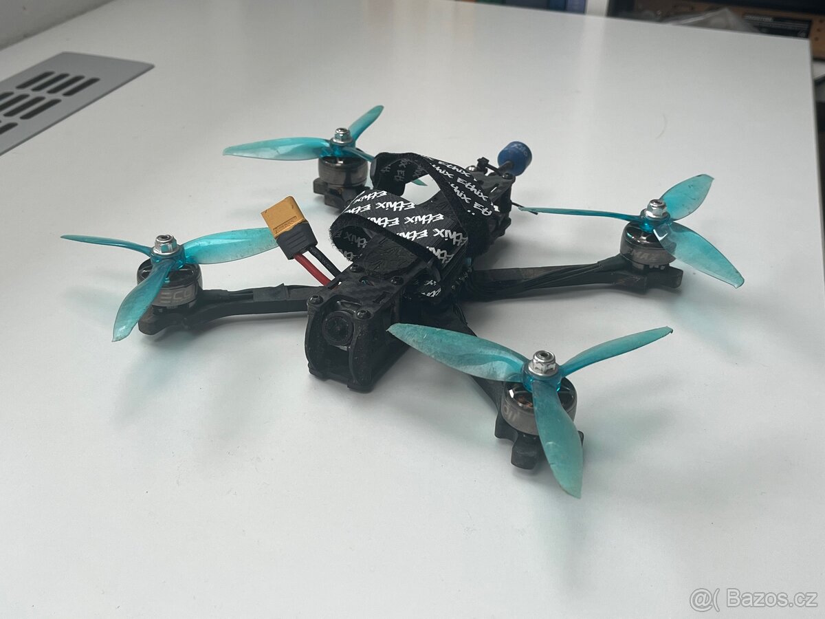 Custom FPV dron 5” 6S – analog