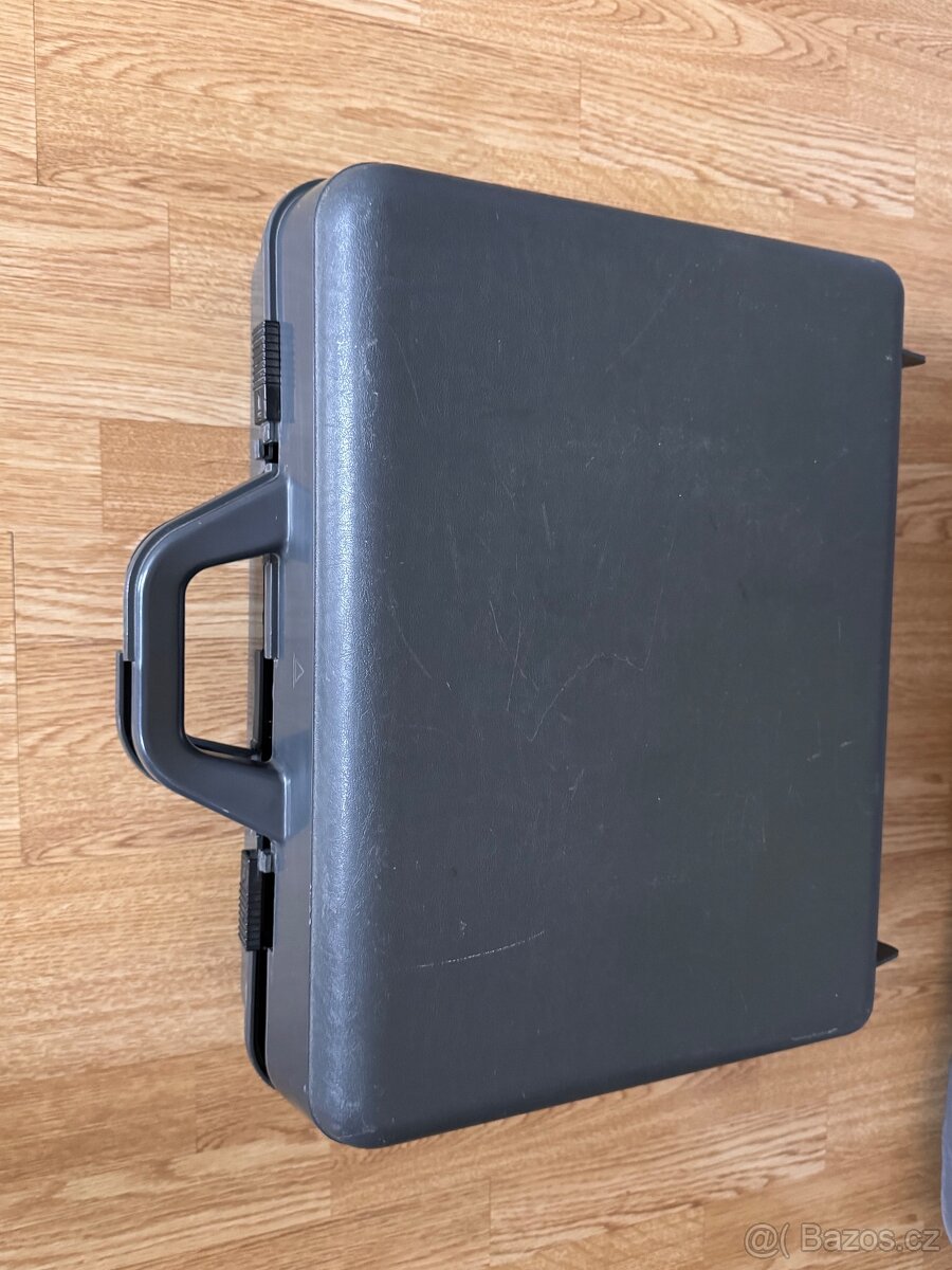 Kufříkový psací stroj CONSUL 2226, modré barvy