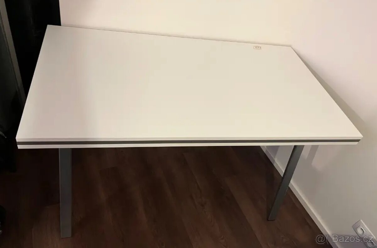 Bílý stůl