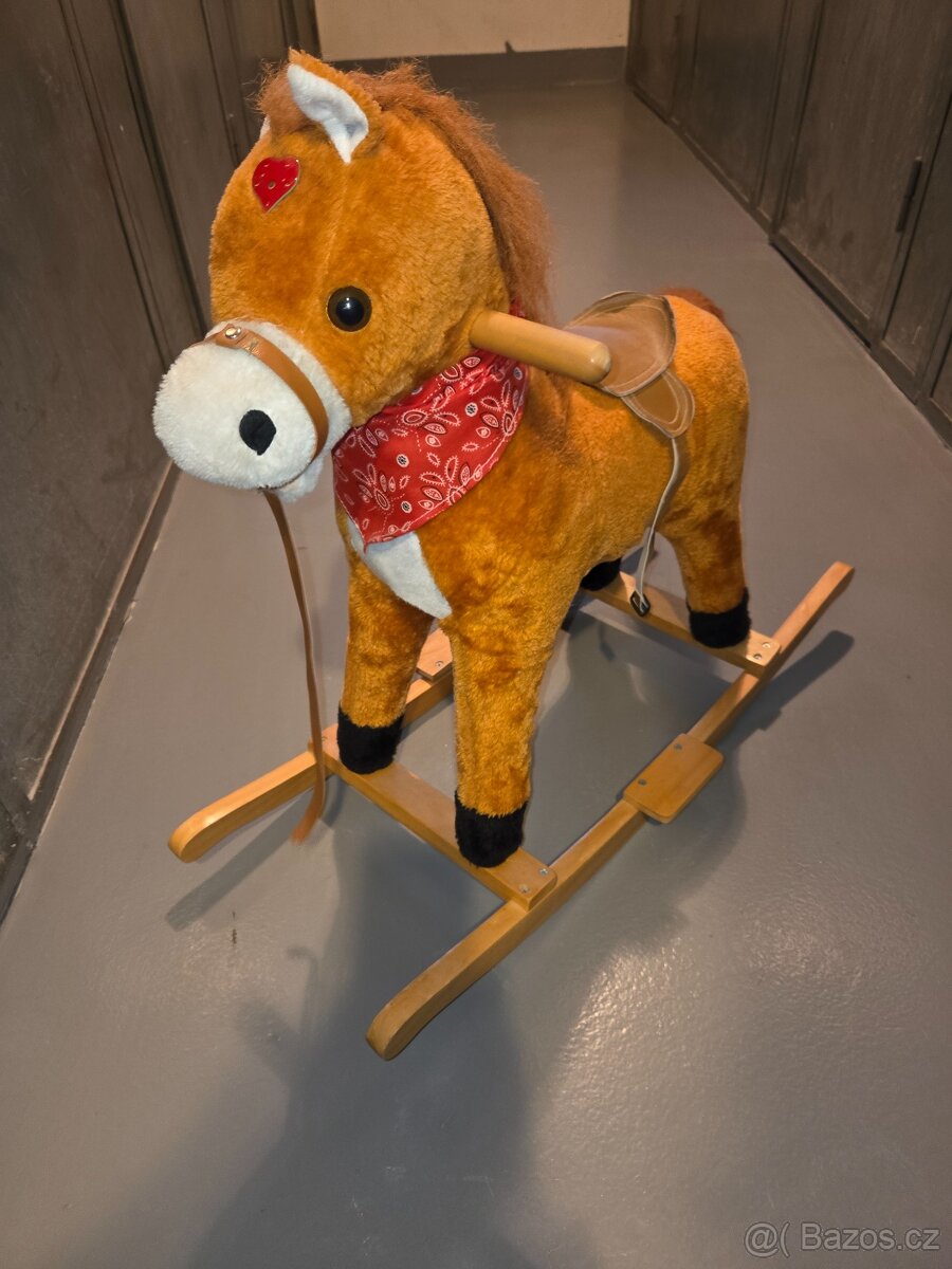 Houpací koník kůň kun