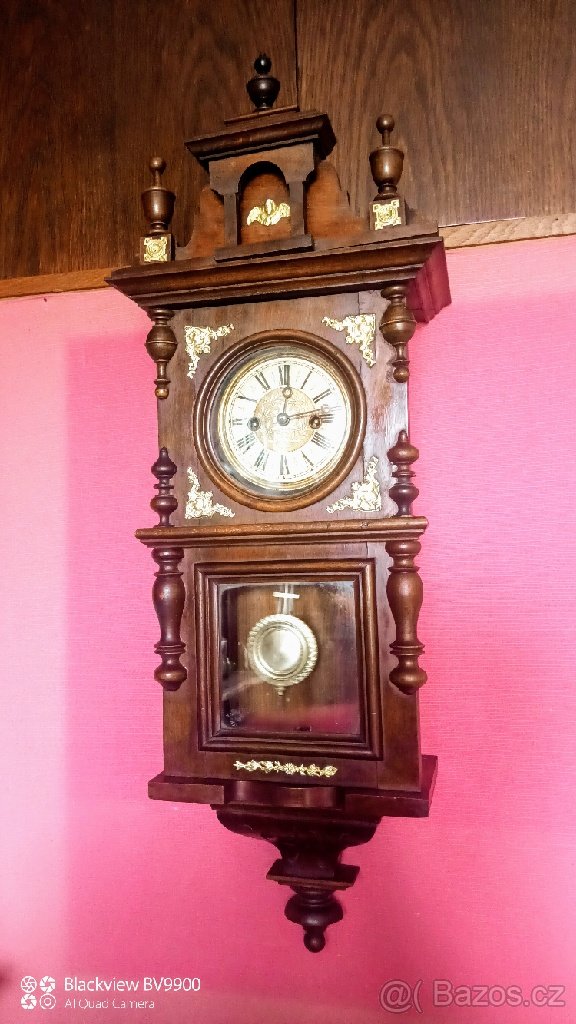 starožitné hodiny Židovky ve stylu Němky.