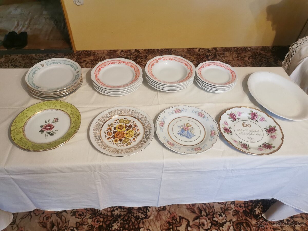 Jídelní servisy, ozdobná karemika, popelníky aj.