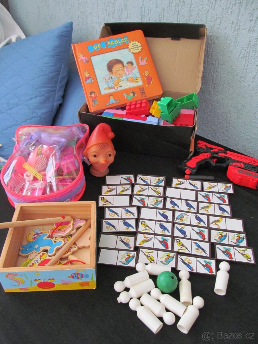 různé hračky a hry