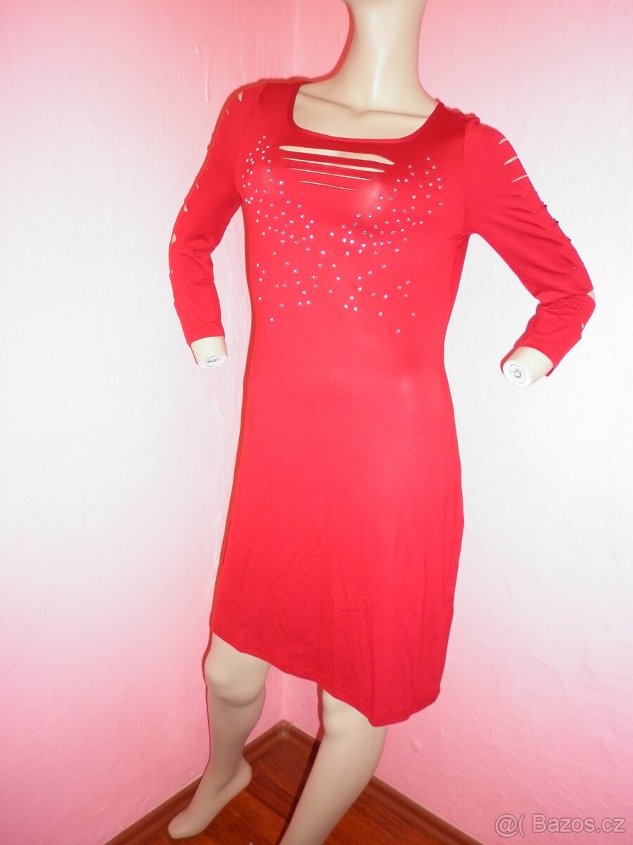 Červené šaty s průstřihy zdobené kamínky vel.40/42