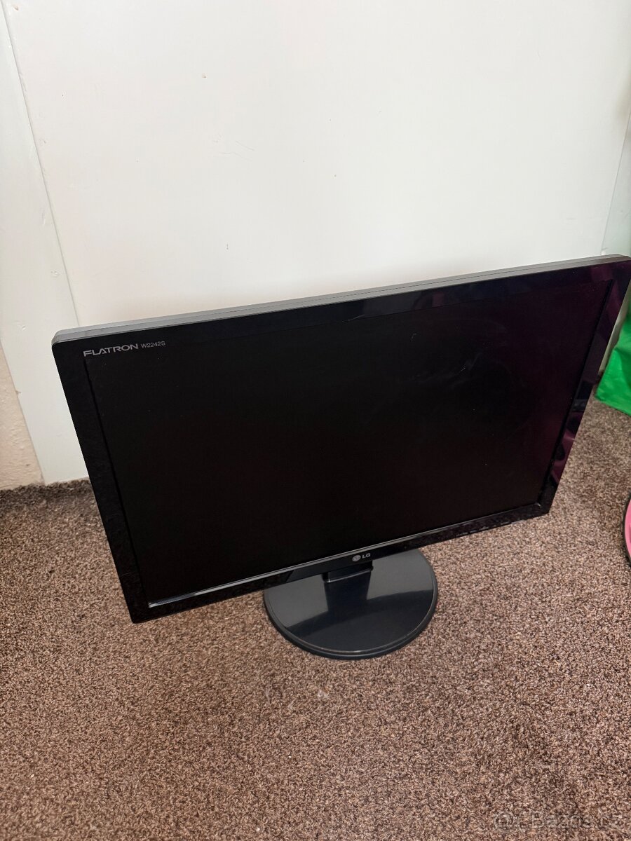 LG Flatron W2242S (22")