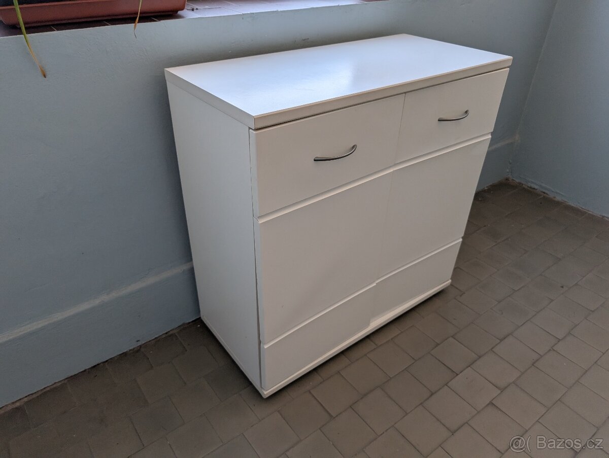 Komoda bílá šíře 74 cm, výška 73 cm
