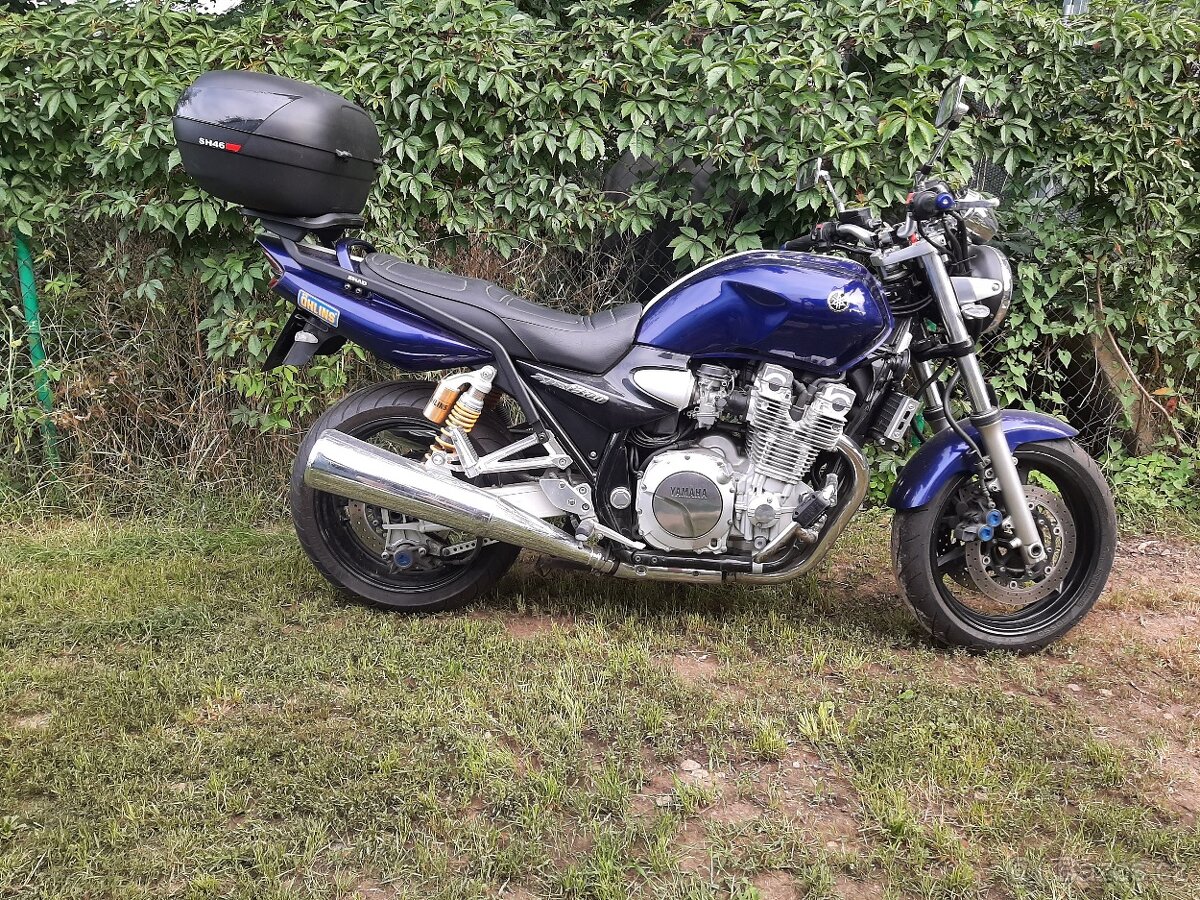 Yamaha XJR 1300 lehce bouraná