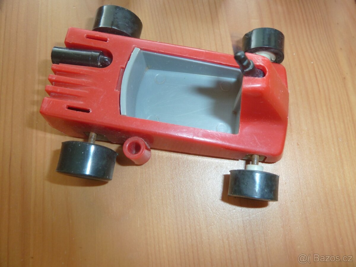 Retro hračky: autíčka Igra, mini motorka, benzinka