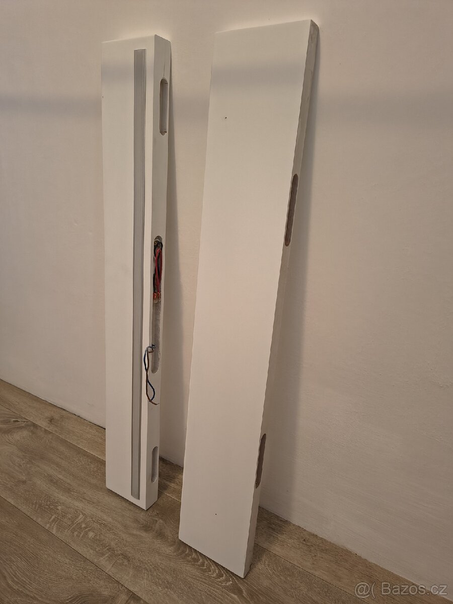 Polička a osvětlení zrcadla