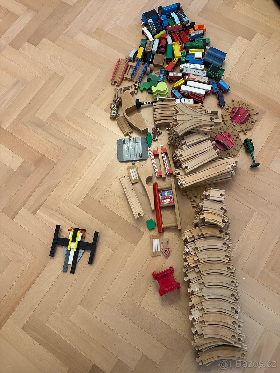 Sada dřevěných kolejí a vláčků