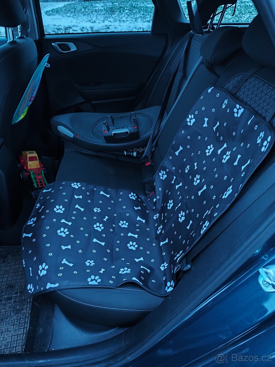 Voděodolný potah na autosedačku pro pejsky