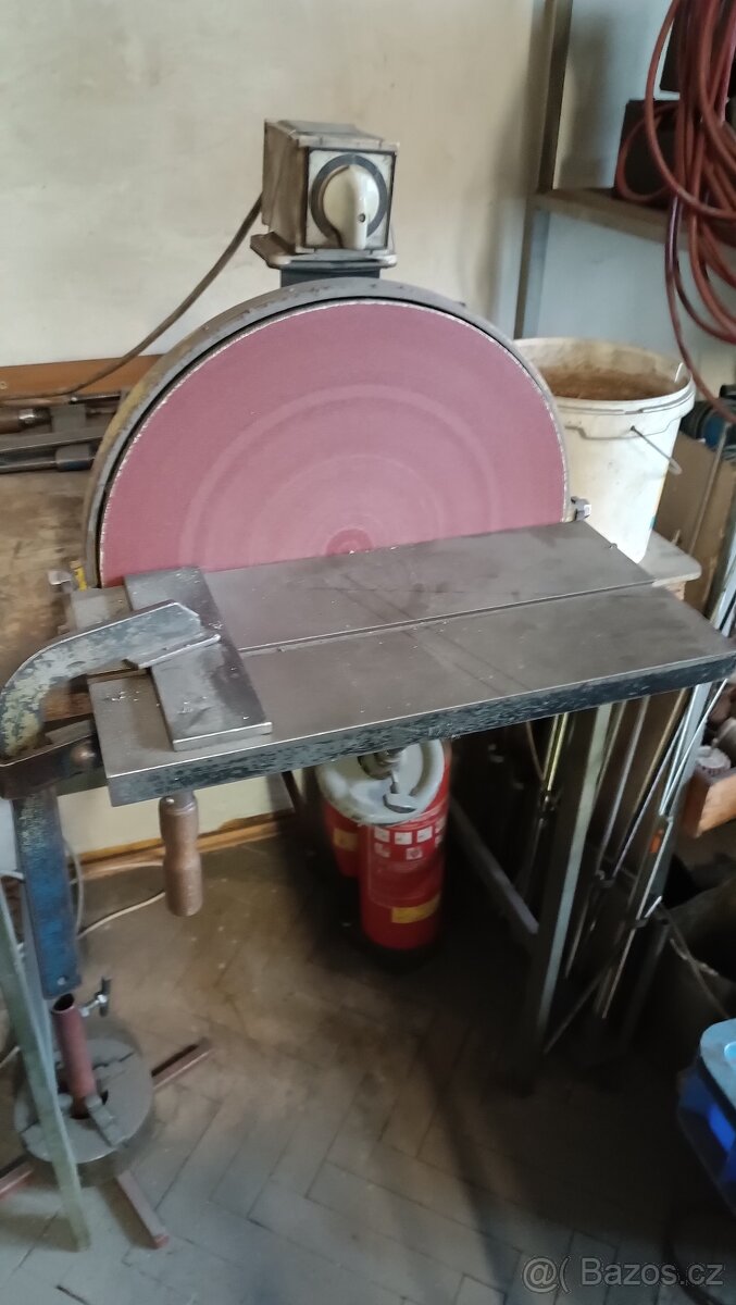 Čelní bruska pr. 400 mm. Naklápěcí stůl