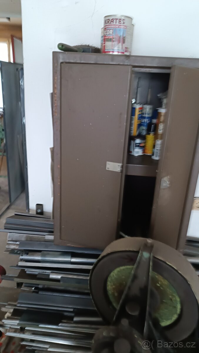 Plechová skříňka na zeď dílenská