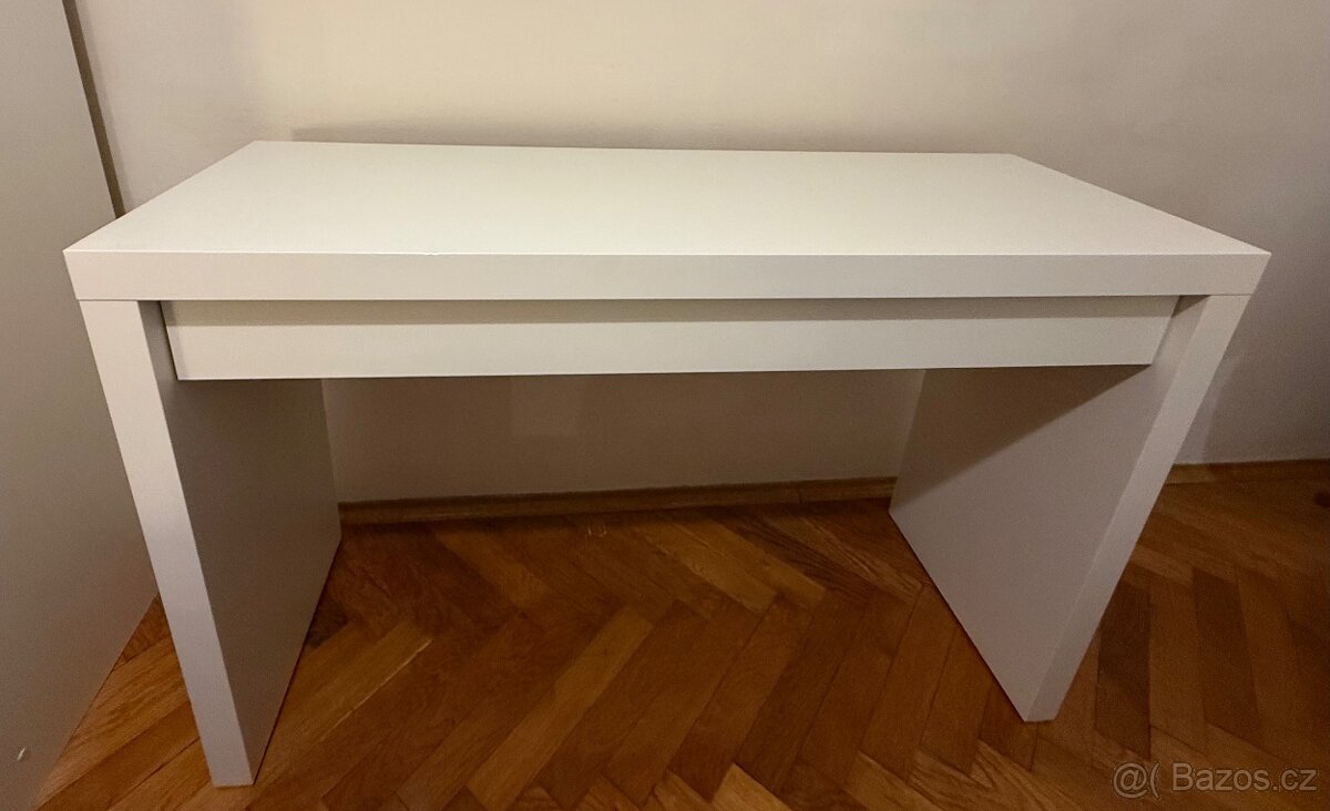 Bílý stůl