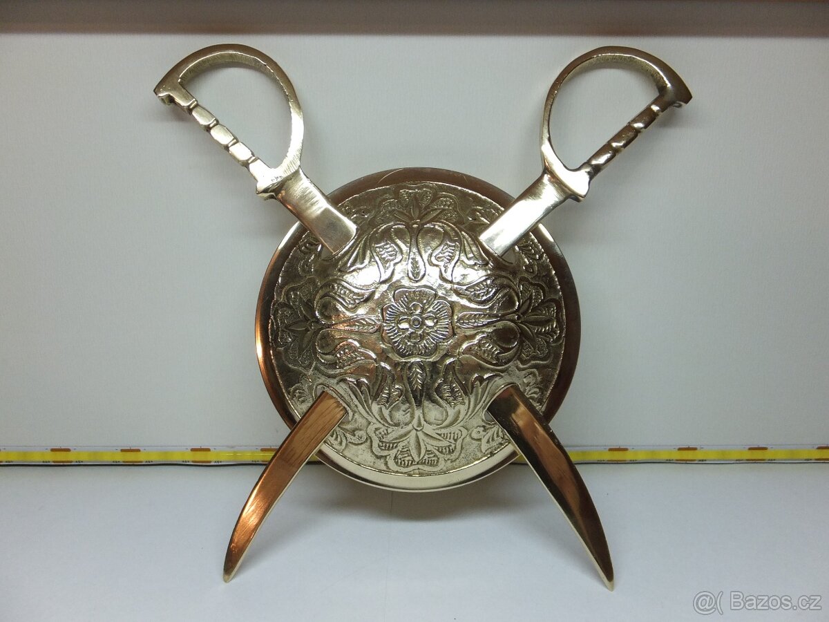Mosazná stará pěkná dekorace, meče se štítem.