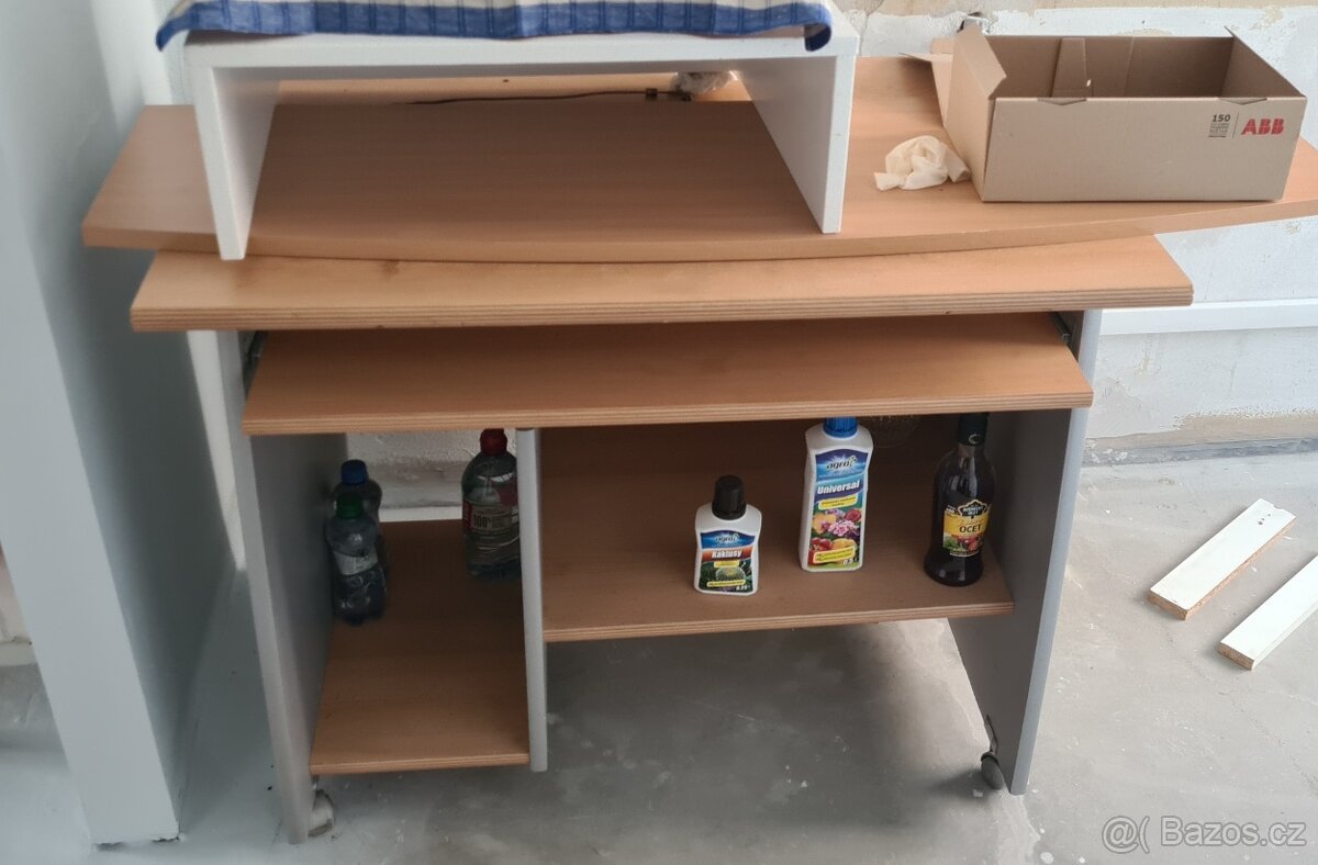 Počítačový stůl 2 na kolečkách
