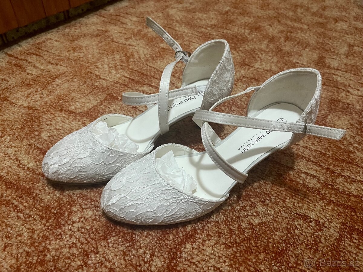 Bílé boty na podpatku